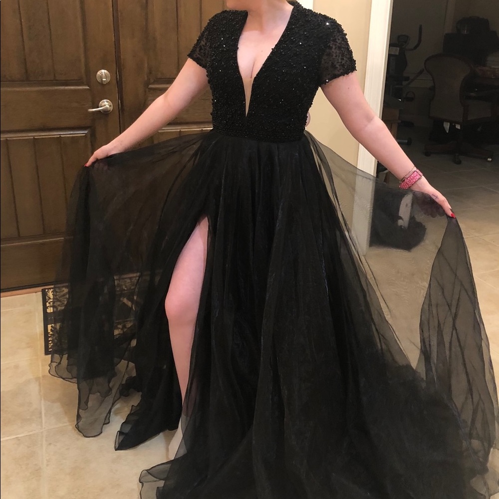 BEAUTIFUL BEADED SHERRI HILL GOWN!!🖤MAKE OFFERS✨